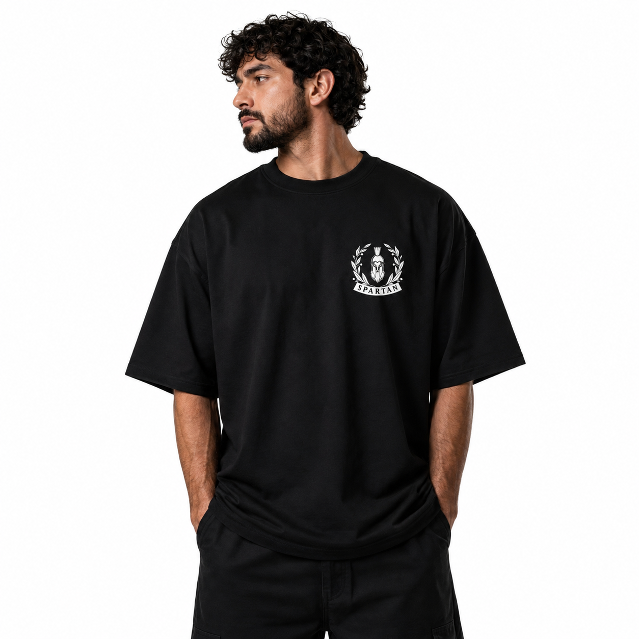 Hombre usando playera oversize premium negra Spartan con diseño minimalista frontal.