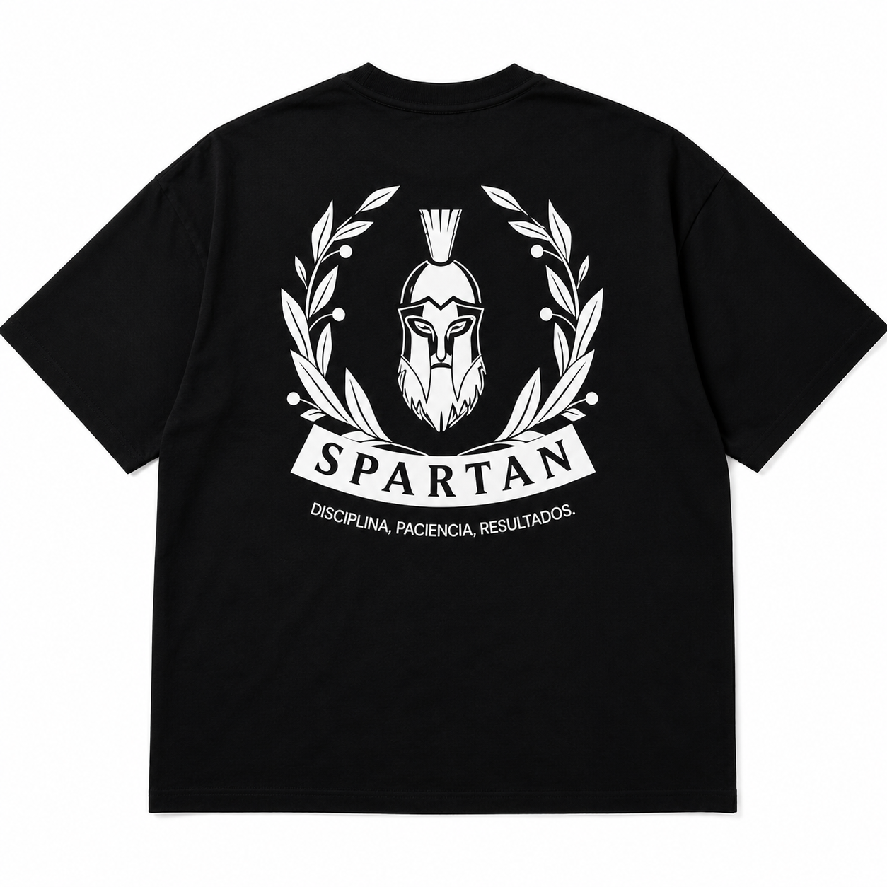 Playera oversize negra Spartan con estampado trasero de casco espartano y laureles.