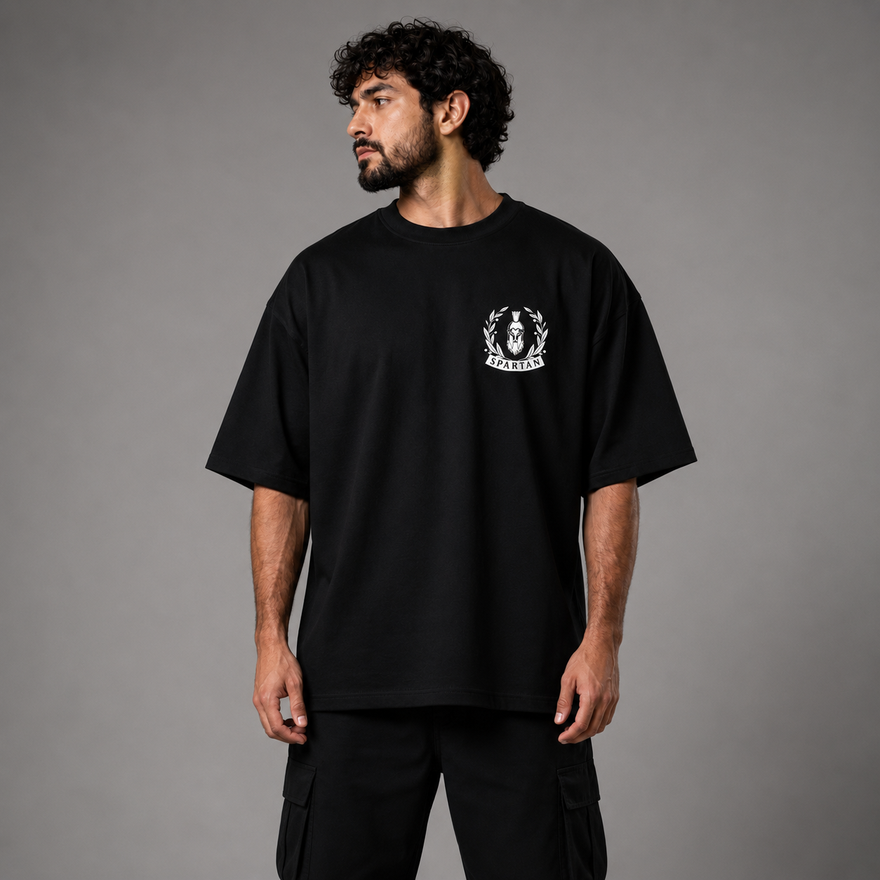 Modelo usando playera oversize negra Spartan de tela premium y ajuste oversize.