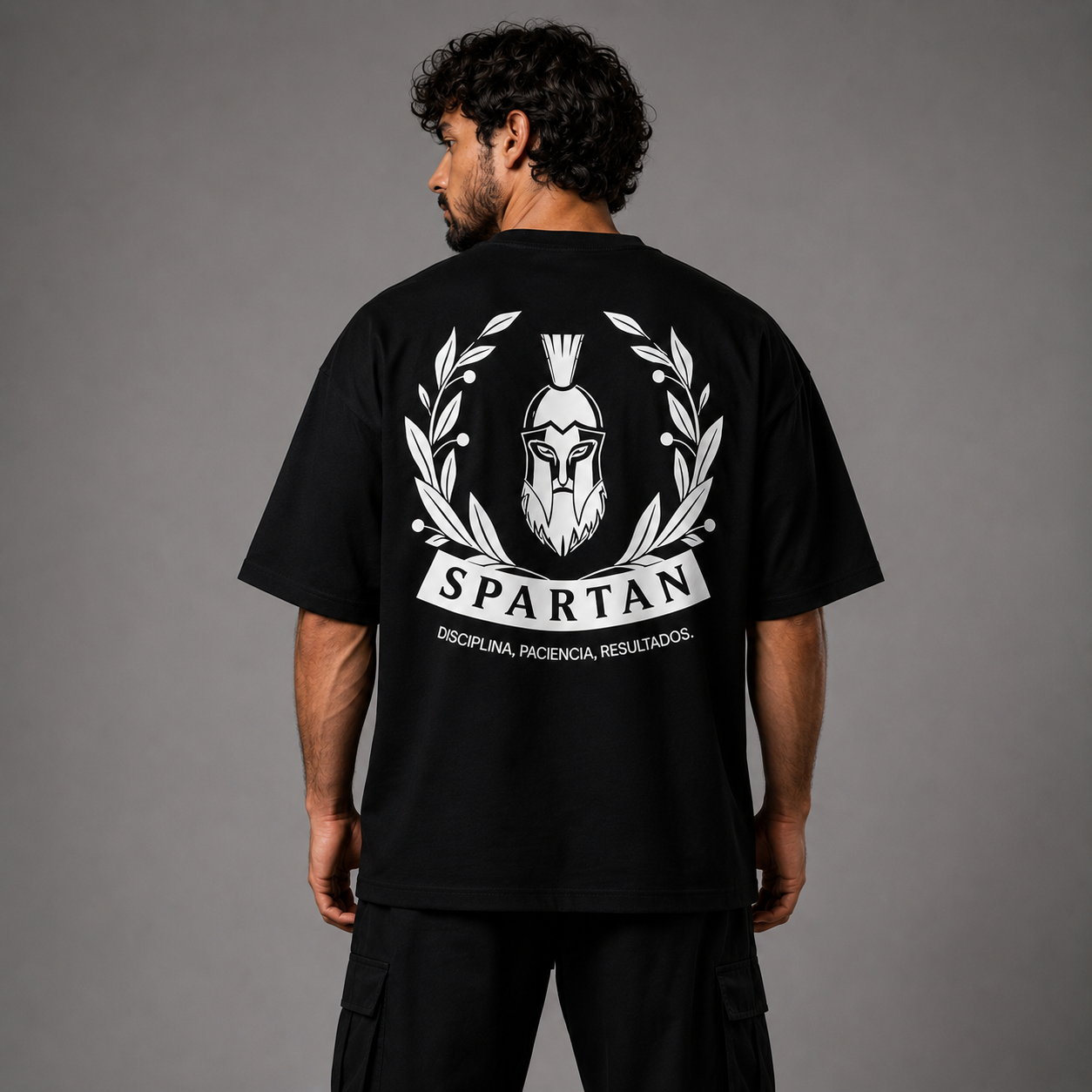 Vista trasera de playera oversize Spartan con diseño grande de inspiración espartana.