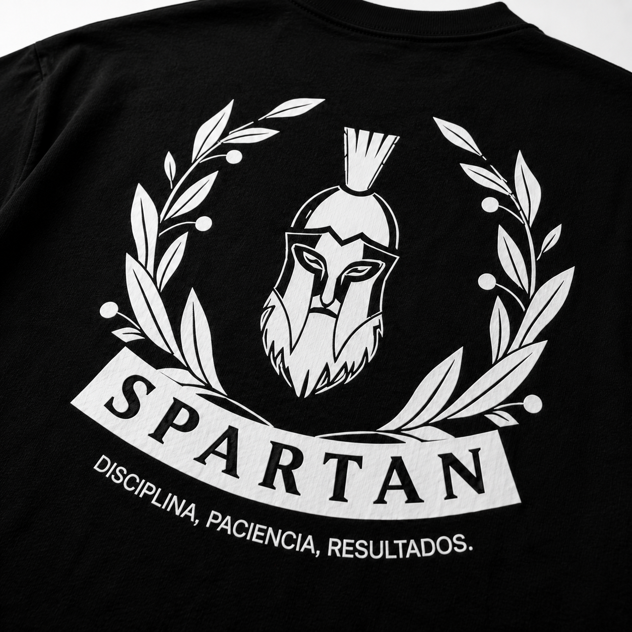 Detalle del estampado trasero de alta calidad en playera oversize Spartan.